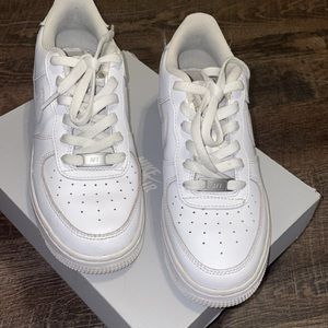 These are a size 5 in kids they are hardly worn.